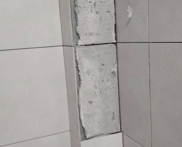 宜兴瓷砖空鼓维修公司分享下瓷砖施工前基层浇水润湿程度不足，可能导致以下问题